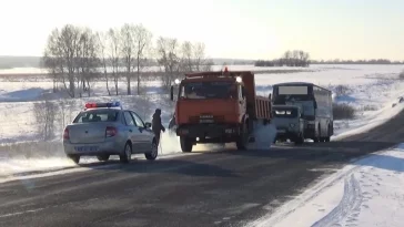 Фото: Полицейские спасли водителей и пассажиров автобуса, замерзавших на дороге в Кузбассе 2