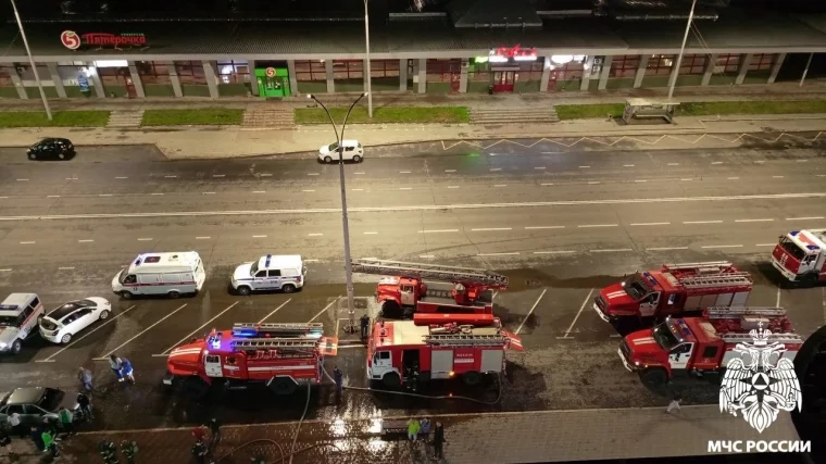 Фото: В Кемерове ночью пожар в суши-баре тушили 23 человека 2