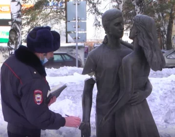 Фото: Кузбасские полицейские нашли школьников-каратистов, повредивших скульптуру молодожёнов 1