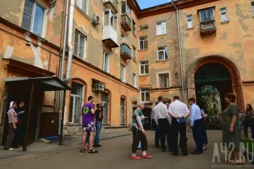 Фото: Госжилинспекция Кузбасса проверяет жилой фонд УК, которой принадлежит треснувший дом 1