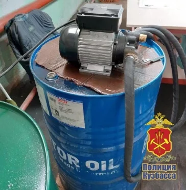 Фото: Двое кузбассовцев продавали фальшивые моторные масла под видом мировых брендов  1