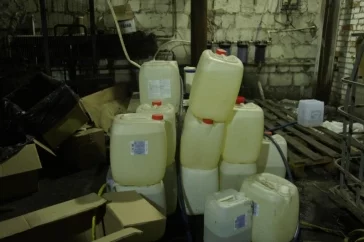 Фото: В Кузбассе полиция изъяла из нелегального цеха 1 800 литров фальсифицированного алкоголя 2