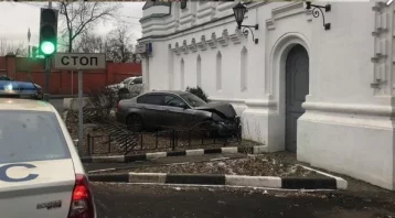 Фото: СМИ: в Москве полицейский на BMW врезался в храм 1