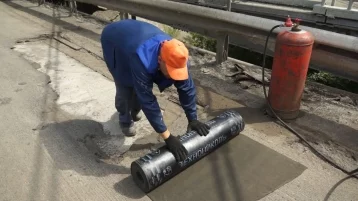 Фото: Дорожники начали ремонтировать гидроизоляционное покрытие Искитимского моста в Кемерове 1