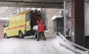 Видео: в Кемерово привезли выжившего при ЧП на шахте «Листвяжная» горноспасателя
