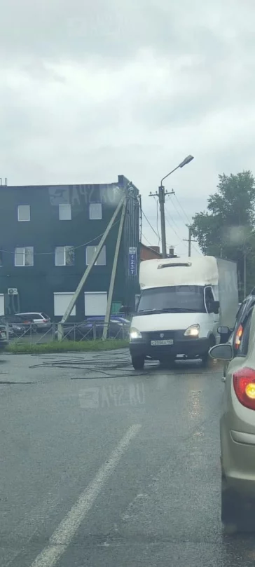 Фото: В Кемерове грузовик снёс светофор и фонарный столб 3