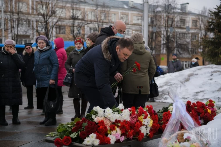 Фото: Губернатор Кузбасса почтил память погибших при пожаре в «Зимней вишне» 7