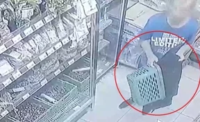 Неудавшаяся кража сыра из магазина в Кемерове попала на видео 