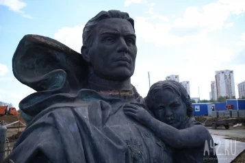 Фото: В Кемерове начали устанавливать памятник воину-освободителю 1