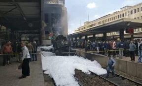 На вокзале Каира загорелся сошедший с рельсов поезд, погибли десятки человек