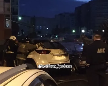 Фото: Пожар в двух автомобилях в Кемерове попал на видео 1