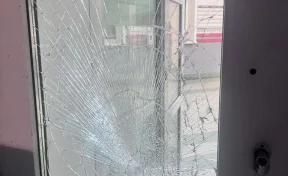 Нетрезвый подросток из Кузбасса разбил окна и двери в здании вокзала и подставил свою мать