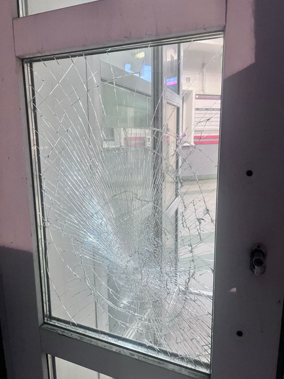 Нетрезвый подросток из Кузбасса разбил окна и двери в здании вокзала и подставил свою мать