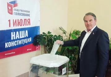 Фото: Российский сенатор заразился коронавирусом — он был на избирательном участке без маски 1