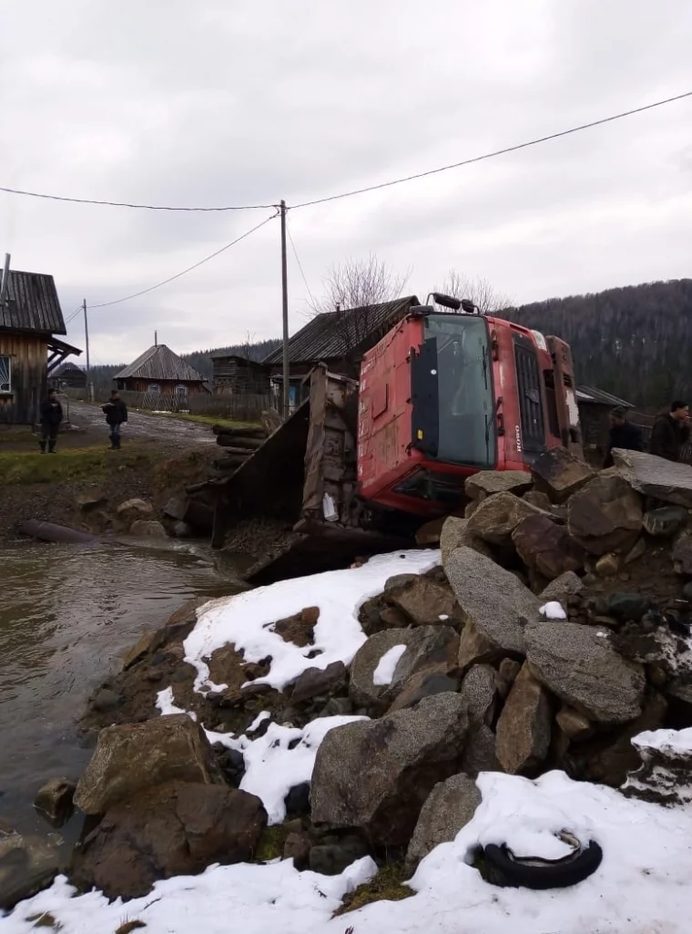 Фото: В Кузбассе грузовик обрушил мост и упал в реку 2