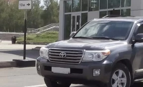 Водитель Land Cruiser получил штраф за парковку на месте для инвалидов у «Лапландии» в Кемерове