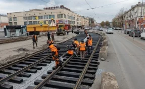 В Кемерове начали укладывать новые трамвайные рельсы у ЦУМа