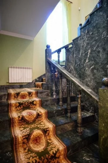 Фото: Четырёхэтажный дом с мраморной лестницей под Кемеровом продают за 34 млн рублей 1