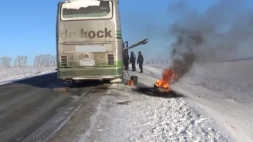 Фото: Полицейские спасли водителей и пассажиров автобуса, замерзавших на дороге в Кузбассе 3