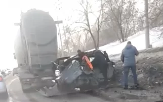 Фото: Цементовоз смял легковушку: смертельное ДТП в Кемерове сняли на видео 1