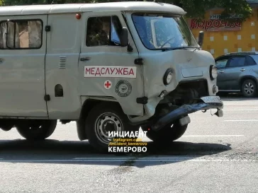 Фото: В Кемерове на проспекте Ленина столкнулись УАЗ и Lexus 1