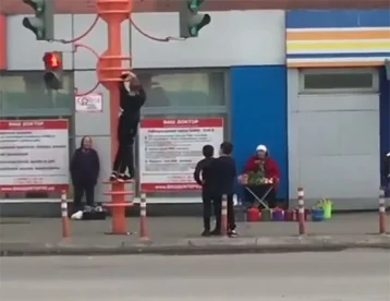 Фото: В Кузбассе опасные развлечения детей на дороге сняли на видео 1