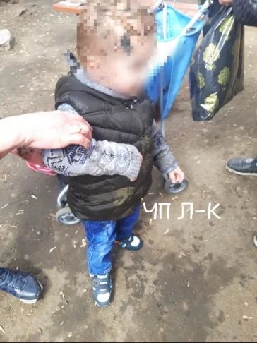 Фото: В Кузбассе маленький ребёнок провалился в канализационный колодец 3