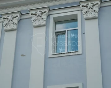 Фото: «Отваливается краска на фасаде»: жители Новокузнецка пожаловались на некачественный ремонт школы 1