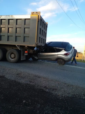 Фото: Не проехал мимо: В Кузедеево легковой автомомбиль врезался в самосвал 1
