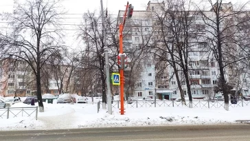 Фото: Кемеровчанин пожаловался на дорожный знак, закрывающий светофор 2