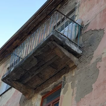 Фото: Кемеровчане пожаловались на опасные балконы, угрожающие жизни людей 1