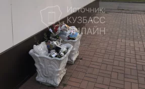 Кемеровчане пожаловались на заваленные мусором клумбы
