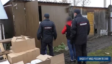 Фото: Полиция нашла у кузбассовца почти 900 бутылок поддельных водки и коньяка 1