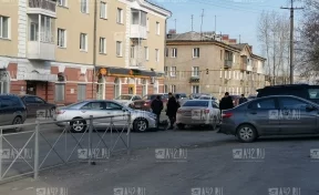 Две Toyota Camry заблокировали проезд на оживлённой улице в Кемерове