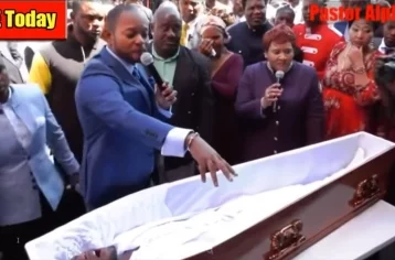 Фото: «Встань!»: в ЮАР пастор оживил покойника на глазах толпы 1