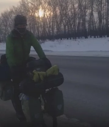 Фото:  Кузбассовцев удивил иностранец, путешествующий на велосипеде в морозы 1