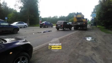 Фото: В Кемерове произошло массовое ДТП с грузовиком 1