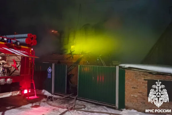 В Кемерове из-за печи сгорел частный дом, пожар тушили 19 человек