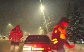 В Кемерове водитель-бесправник пытался откупиться от автоинспекторов