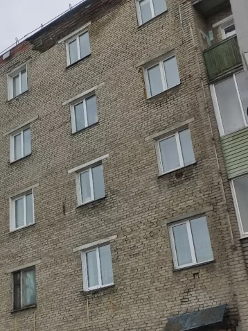 Фото: Соцсети: в кузбасском городе упал кусок стены многоэтажного дома 2