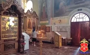 Пока никто не видит: в Кузбассе 22-летняя девушка вынесла из храма пожертвования