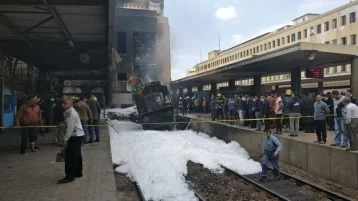 Фото: На вокзале Каира загорелся сошедший с рельсов поезд, погибли десятки человек 1