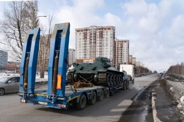 Фото: В Кемерове у кадетского корпуса сняли с постамента легендарный танк Т-34 3