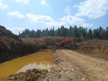 Фото: В Кузбассе золотодобытчики раскопали и замусорили реку: ущерб превысил 4 млн рублей 1
