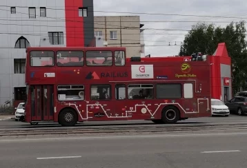 Фото: Англичане на двухэтажном автобусе проехали через Кемерово по дороге в Сидней 1