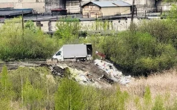 Фото: В Новокузнецке установили личность мужчины, выгрузившего строительный мусор на берег 1