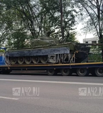 Фото: Очевидцы: в Кемерове танк снёс дорожный знак 1