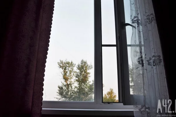 В Москве фанат в костюме «Человека-паука» проник в квартиру певицы Доры на 10 этаже через окно