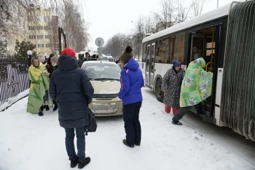 Фото: В Кемерове эвакуировали сотрудников и пациентов областной больницы им. Подгорбунского 2