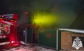 В Кемерове из-за печи сгорел частный дом, пожар тушили 19 человек